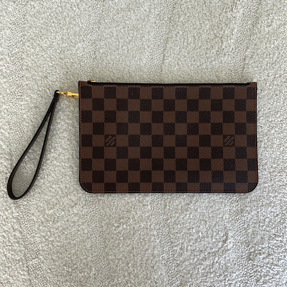 LOUIS VUITTON DAMIER EBENE NEVERFULL POUCH
CLUTCH WRISTLET